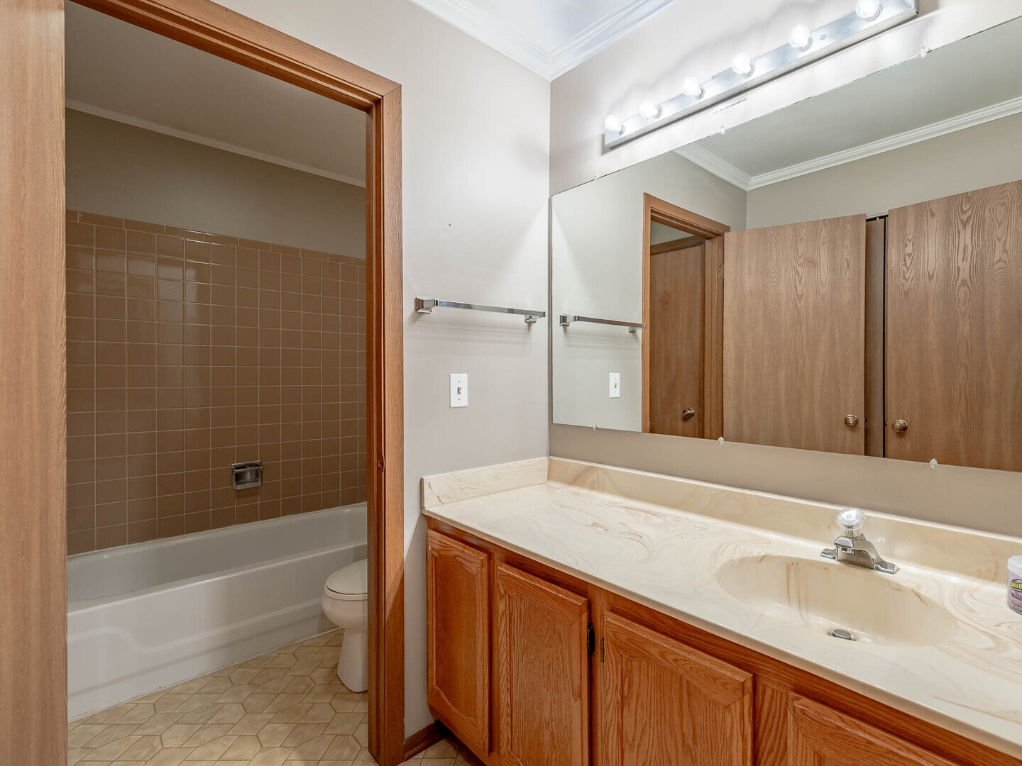 810 Fox Run Lane - Thumbnail 15