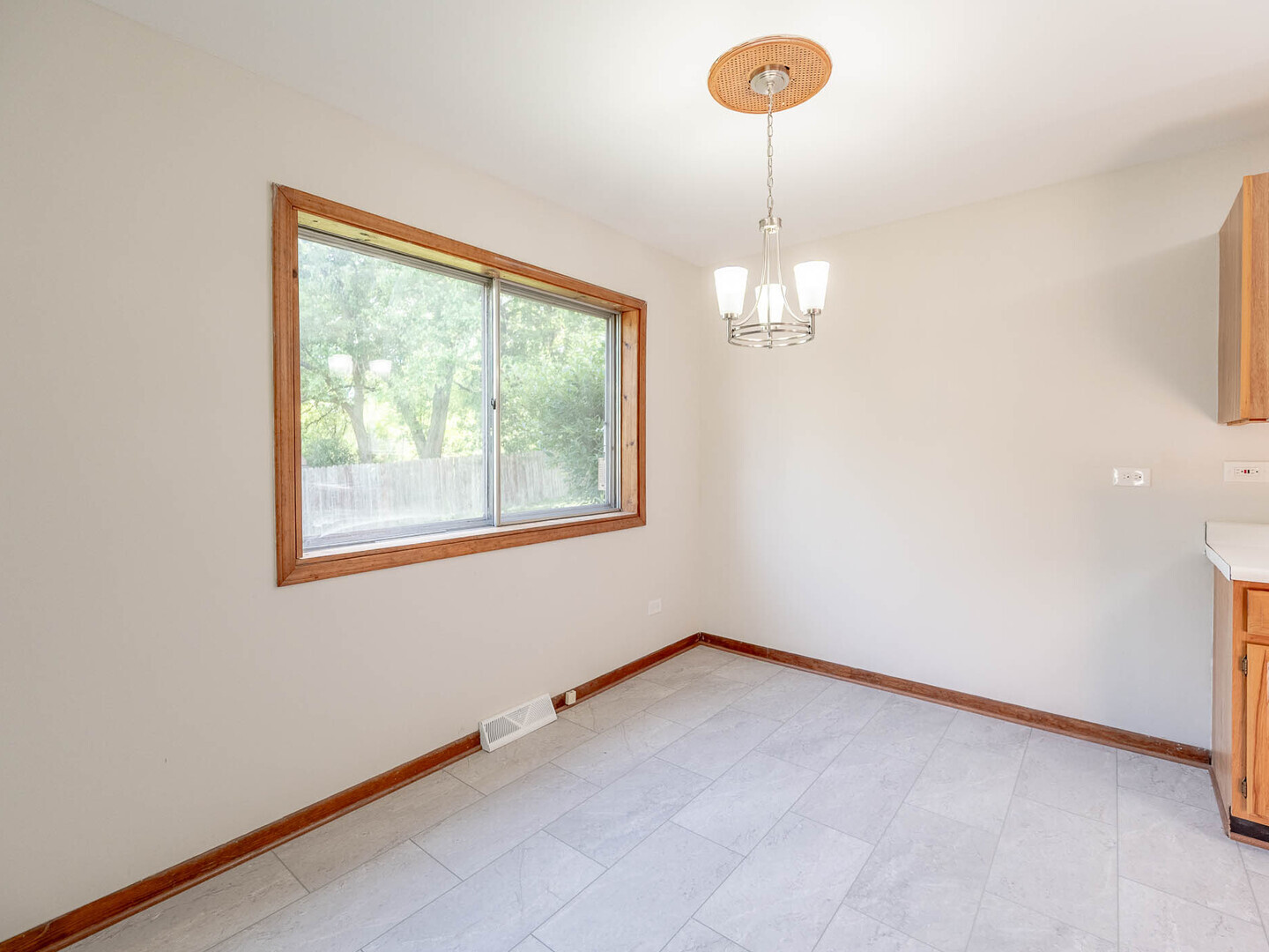 15117 La Crosse Avenue - Thumbnail 7