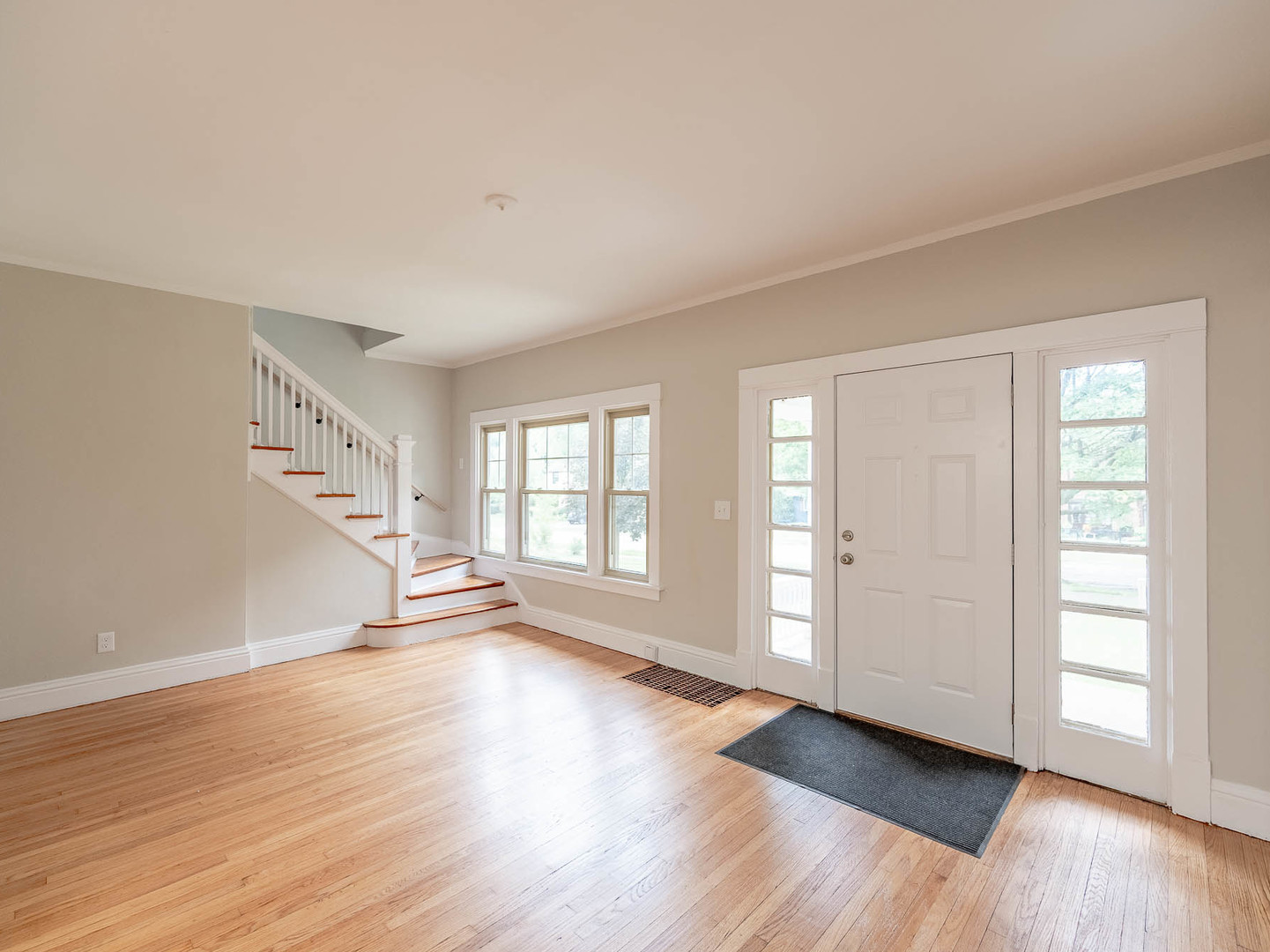 256 Stanley Avenue - Thumbnail 2