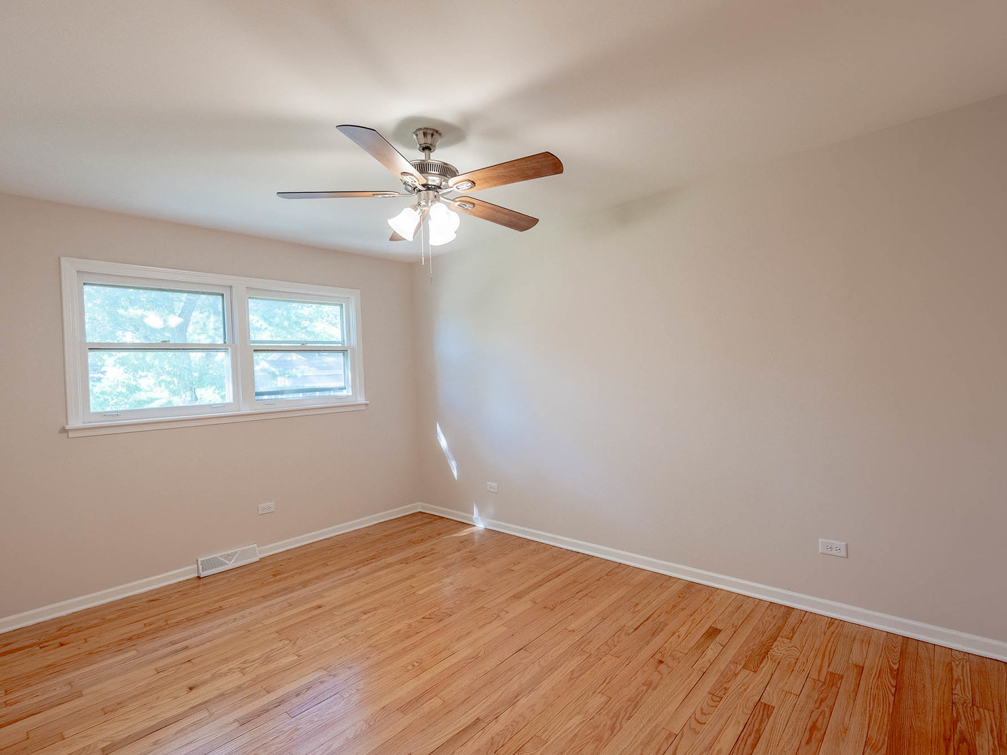 7104 Blackburn Avenue - Thumbnail 9