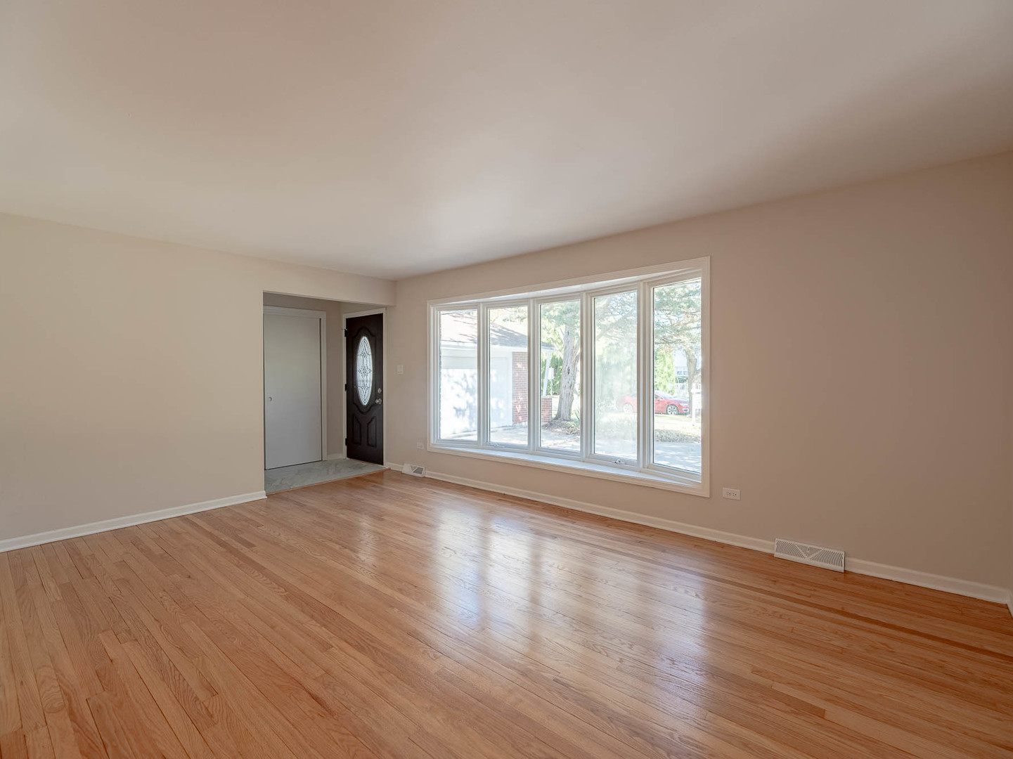 7104 Blackburn Avenue - Thumbnail 2