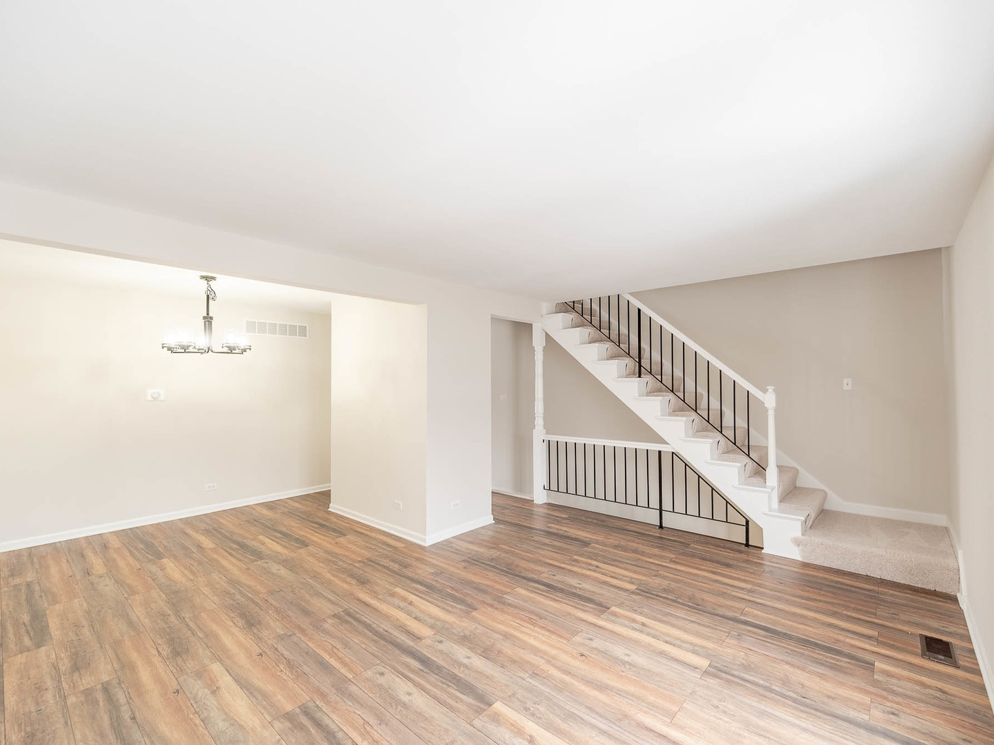 1933 Williamsburg Drive - Thumbnail 2