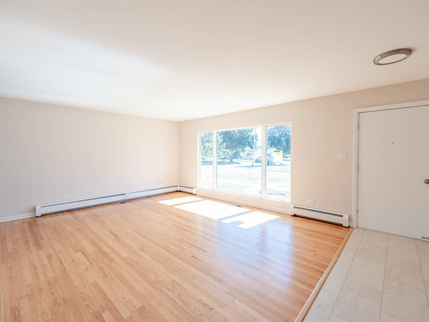 2858 Kensington Avenue - Thumbnail 2