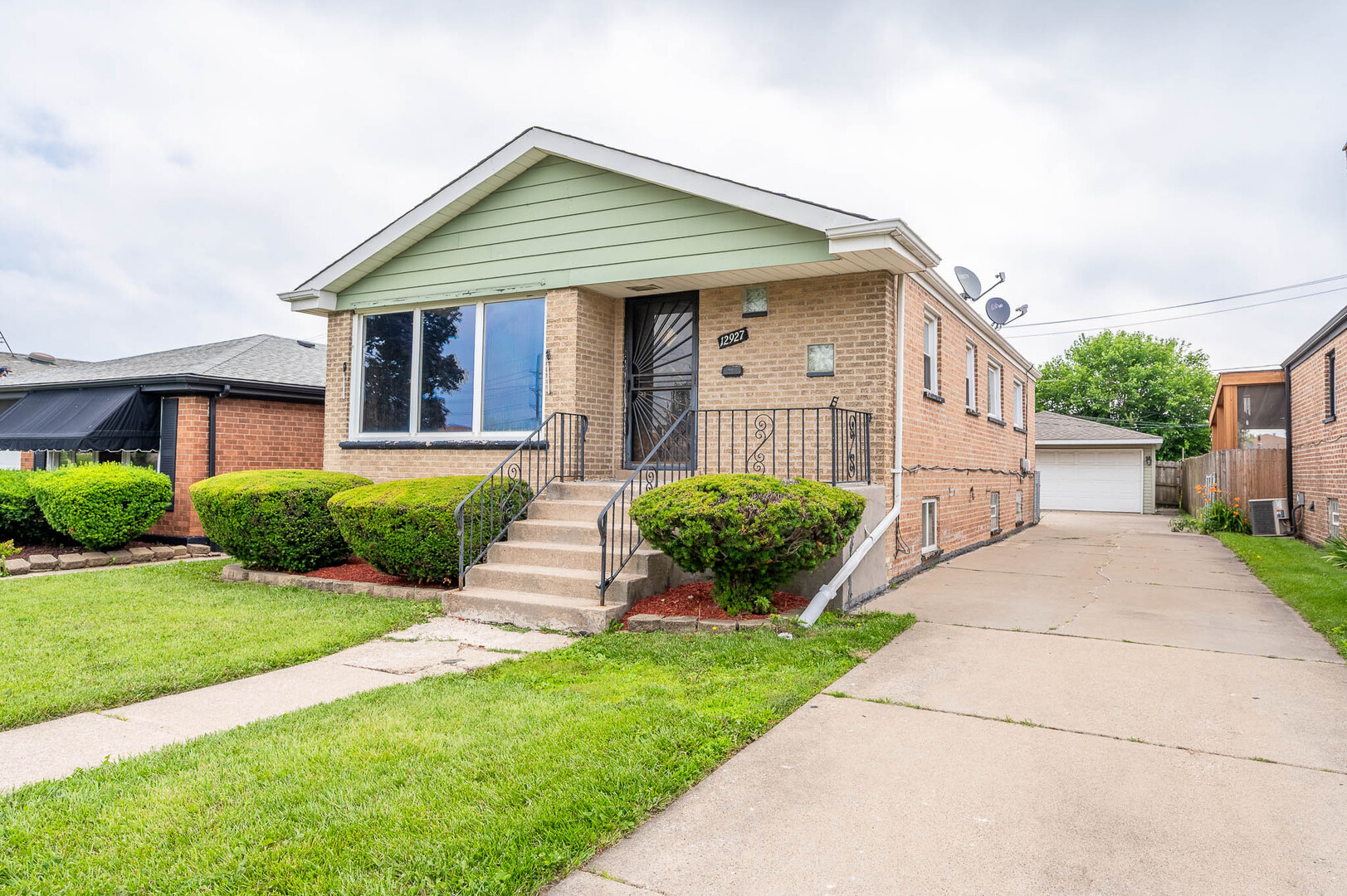 12927 Saginaw Avenue - Thumbnail 2