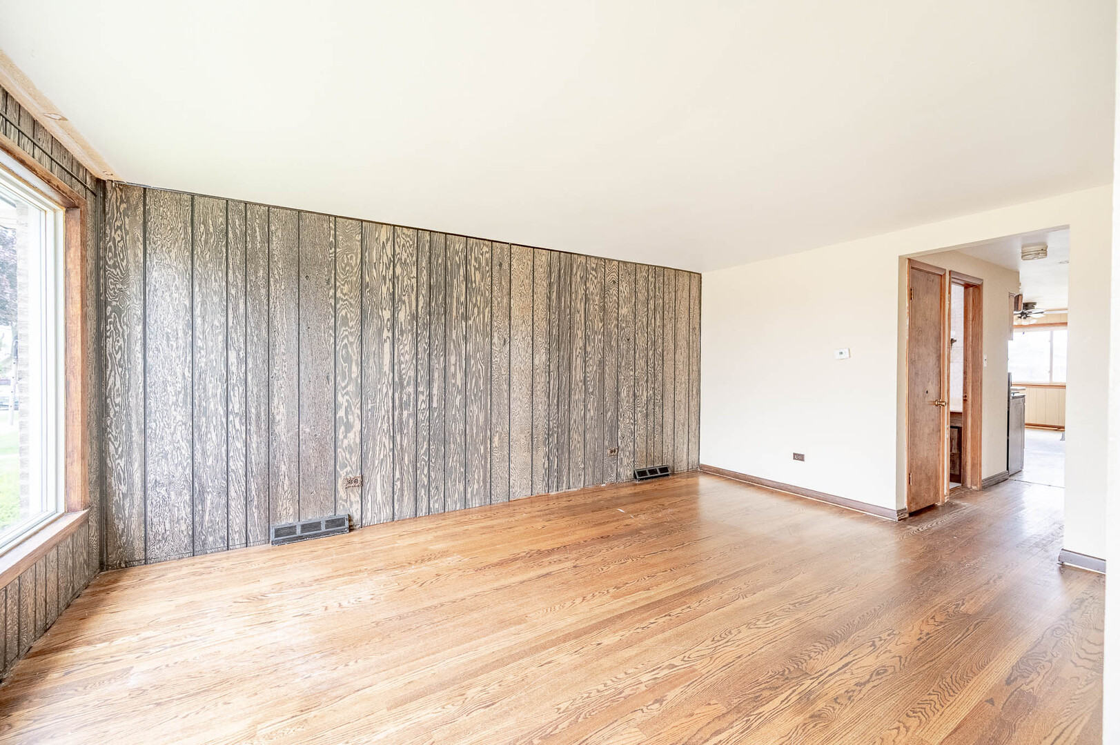 12927 Saginaw Avenue - Thumbnail 3