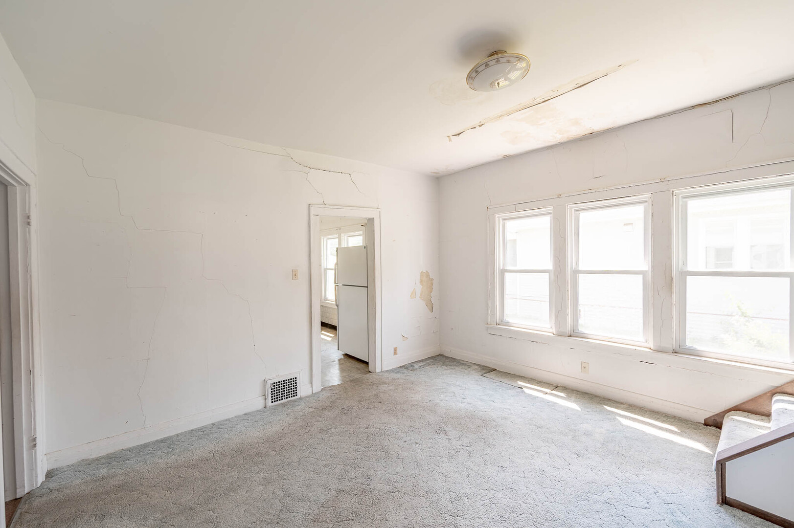 14947 Hamlin Avenue - Thumbnail 4