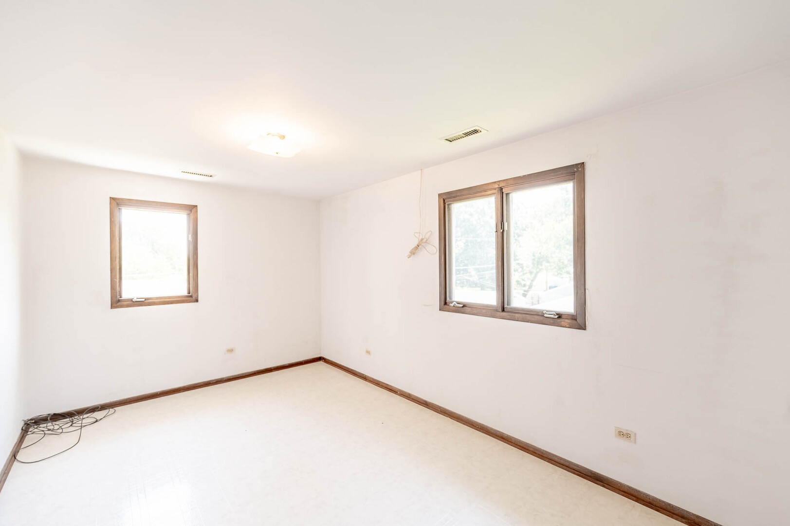 14947 Hamlin Avenue - Thumbnail 13