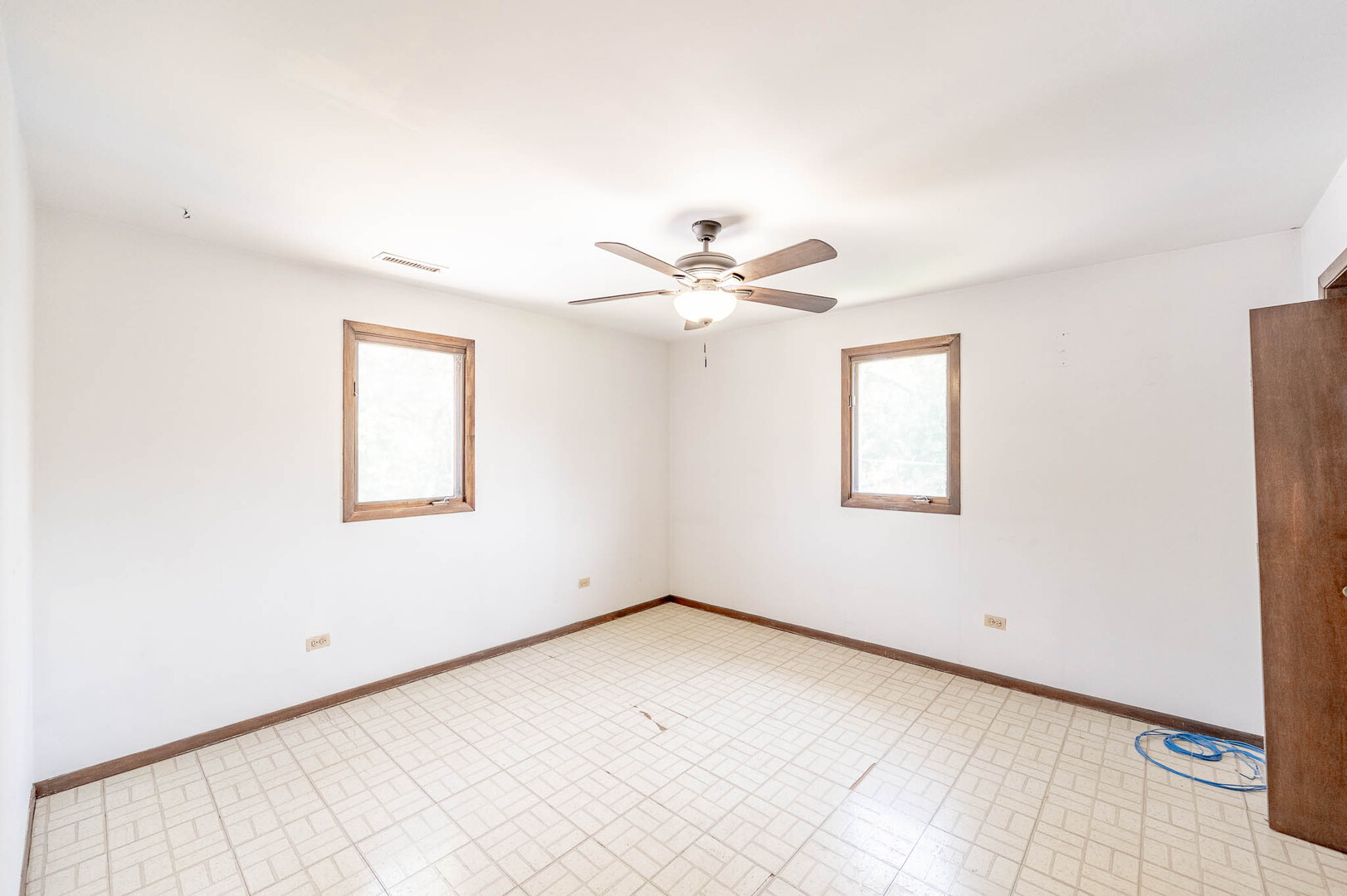 14947 Hamlin Avenue - Thumbnail 12