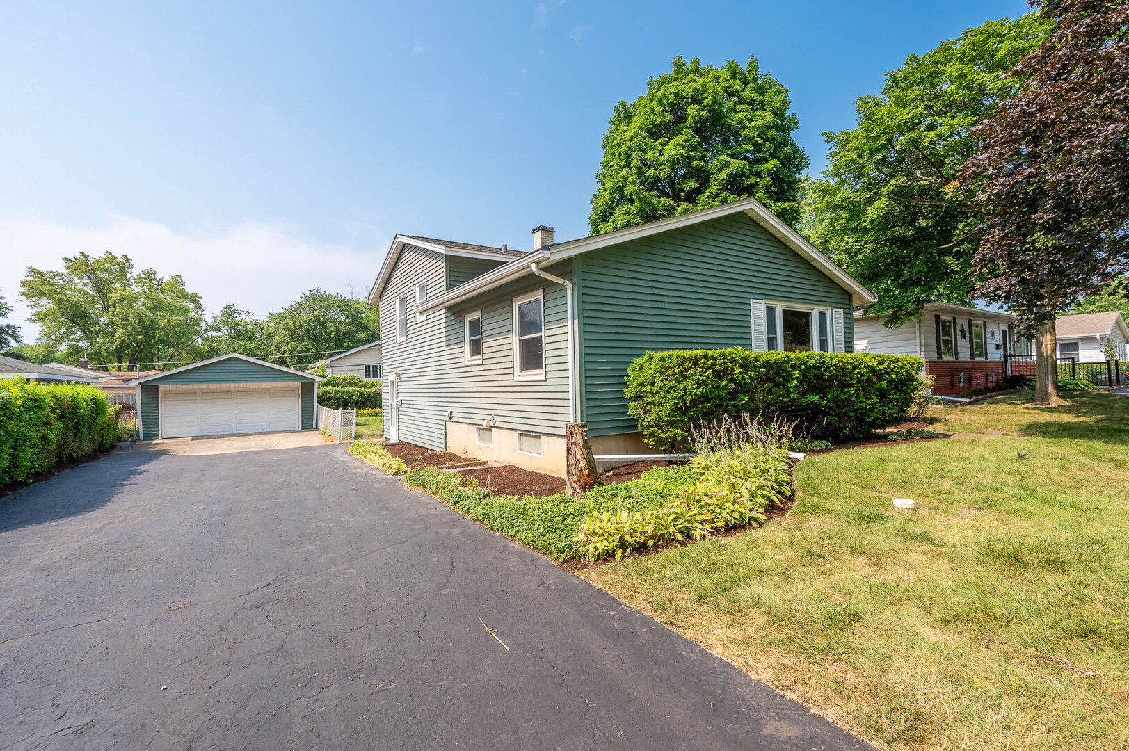 2203 Kirchoff Road - Thumbnail 2