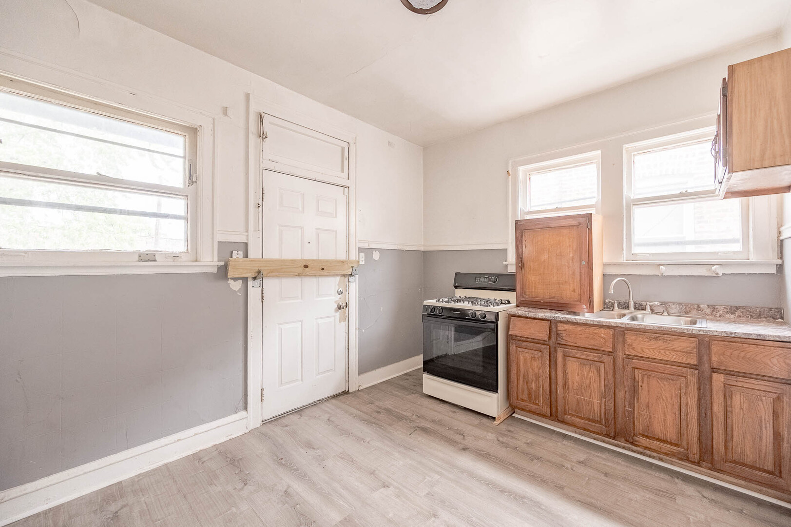 7754 Saginaw Avenue - Thumbnail 10