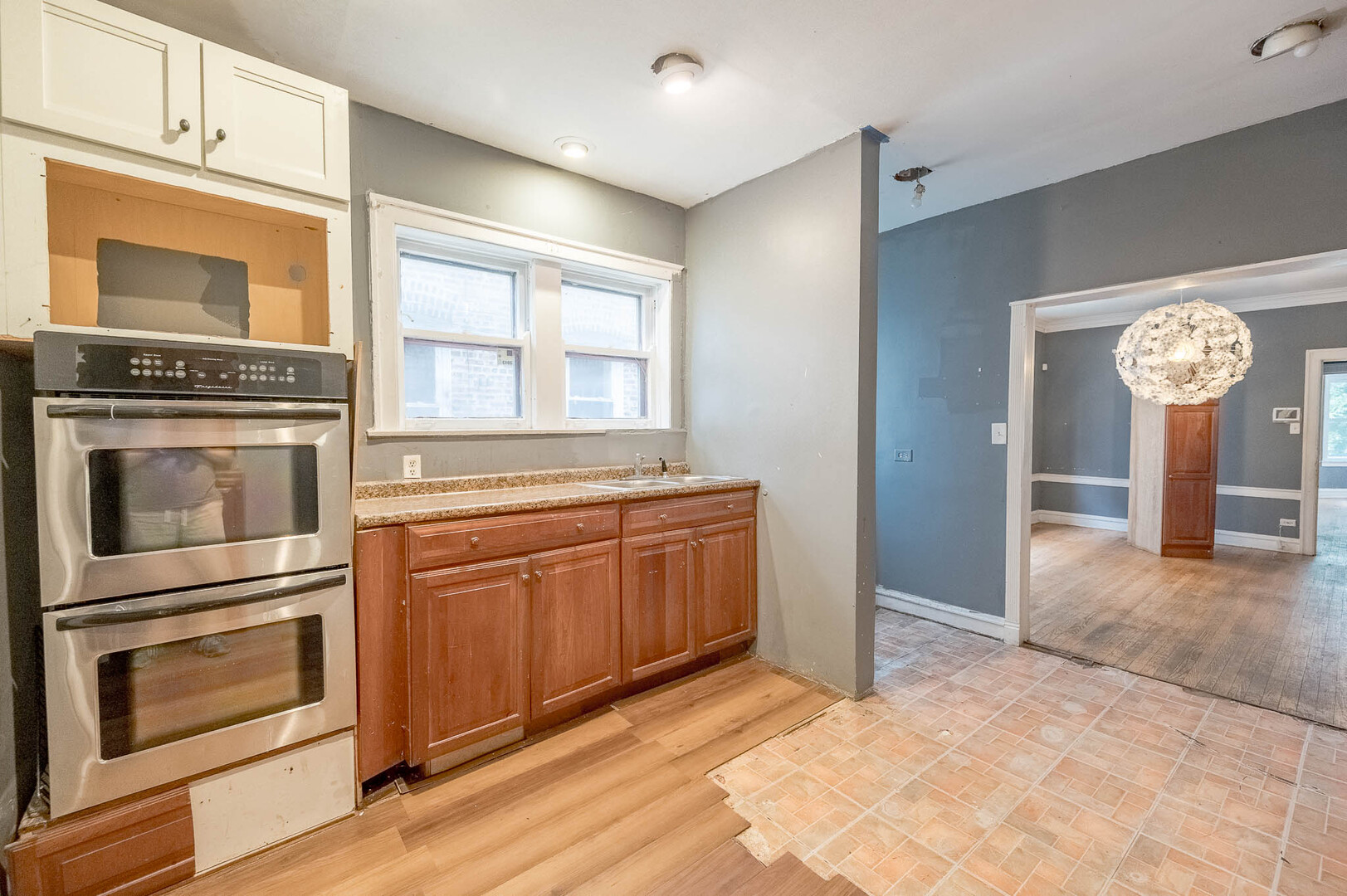 7754 Saginaw Avenue - Thumbnail 4