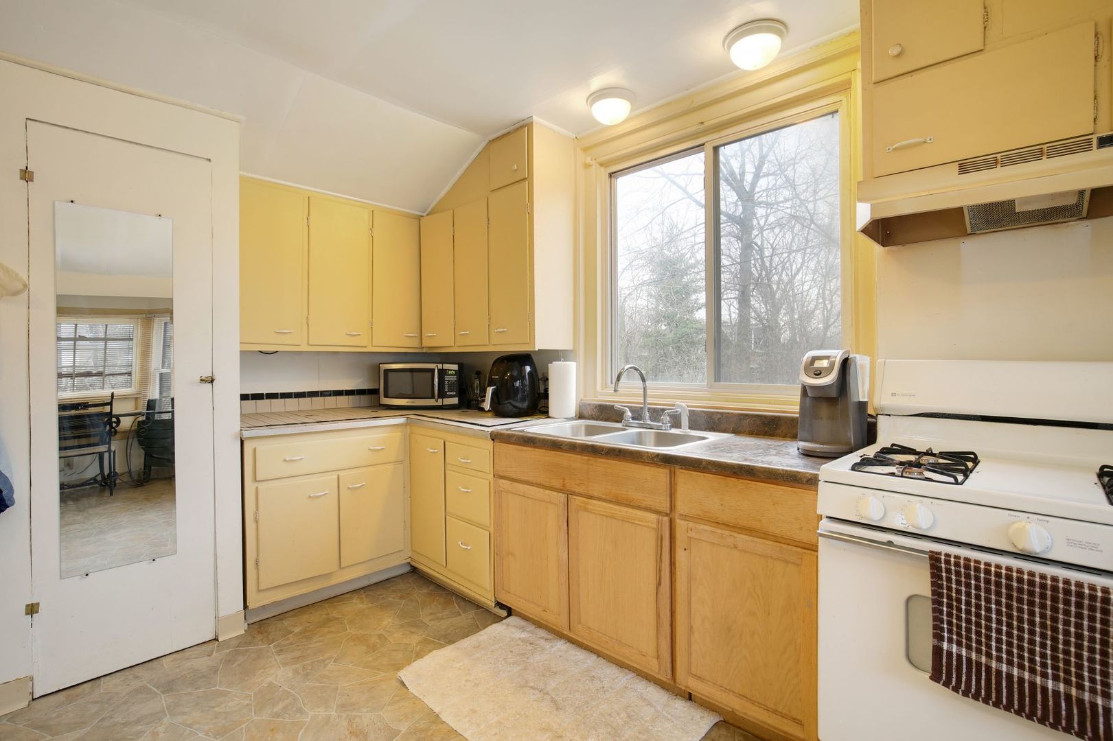 101 MAPLE Avenue - Thumbnail 16