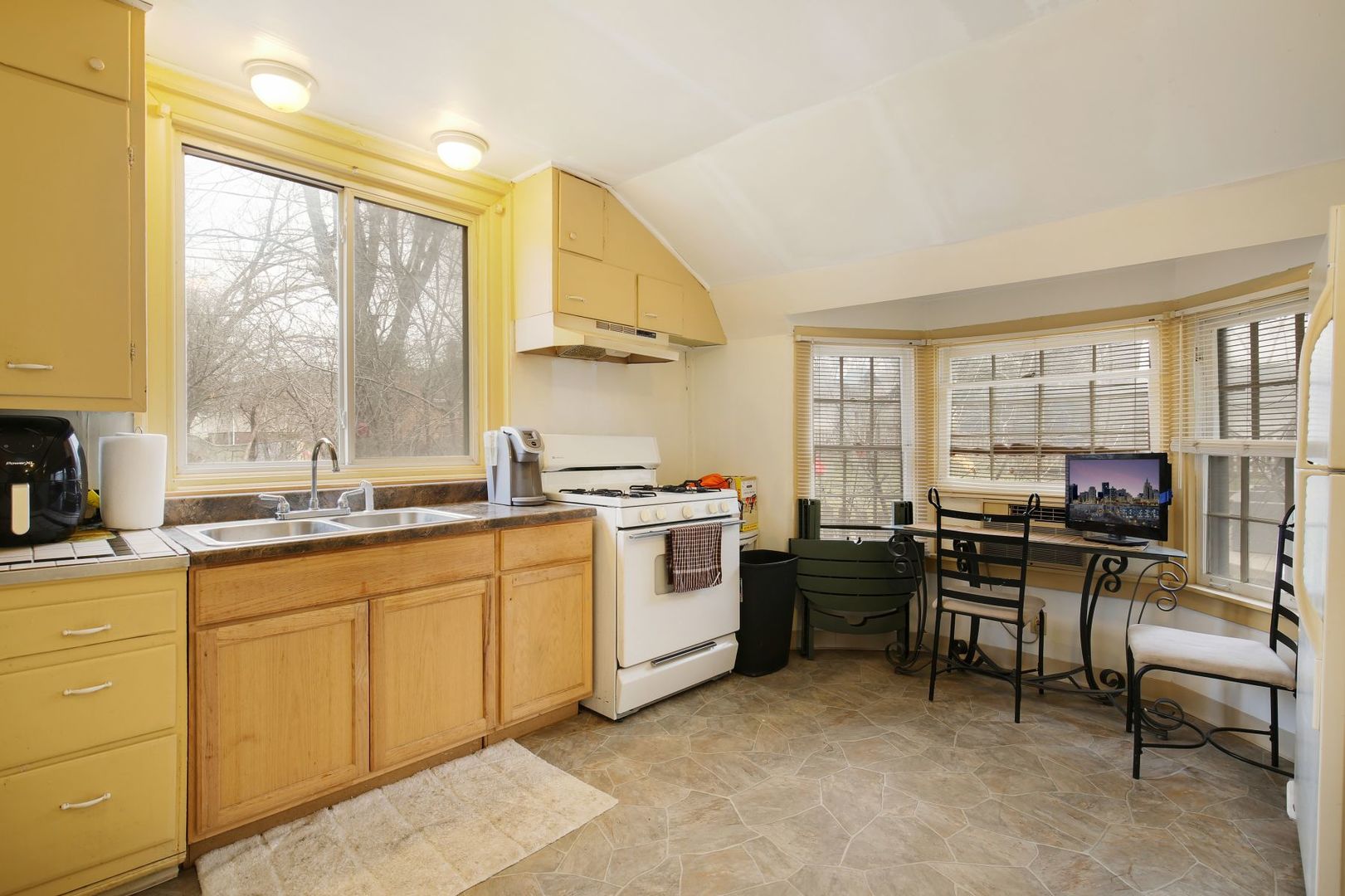 101 MAPLE Avenue - Thumbnail 15