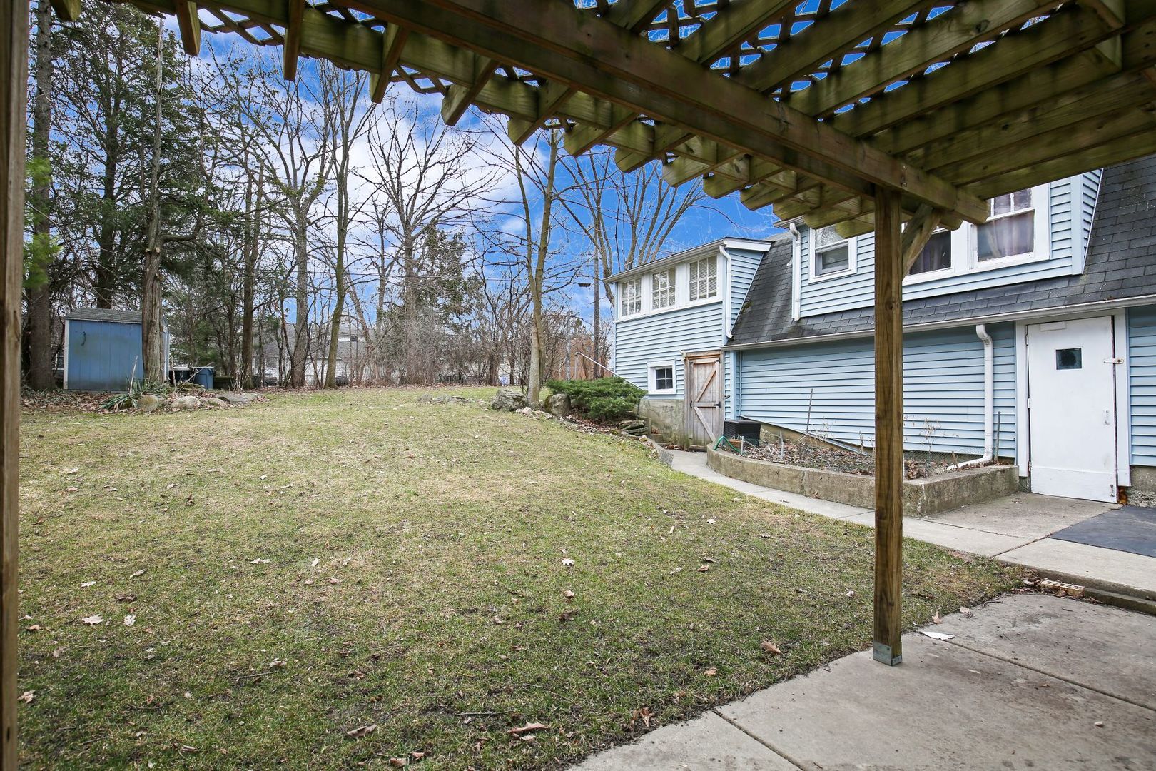 101 MAPLE Avenue - Thumbnail 21