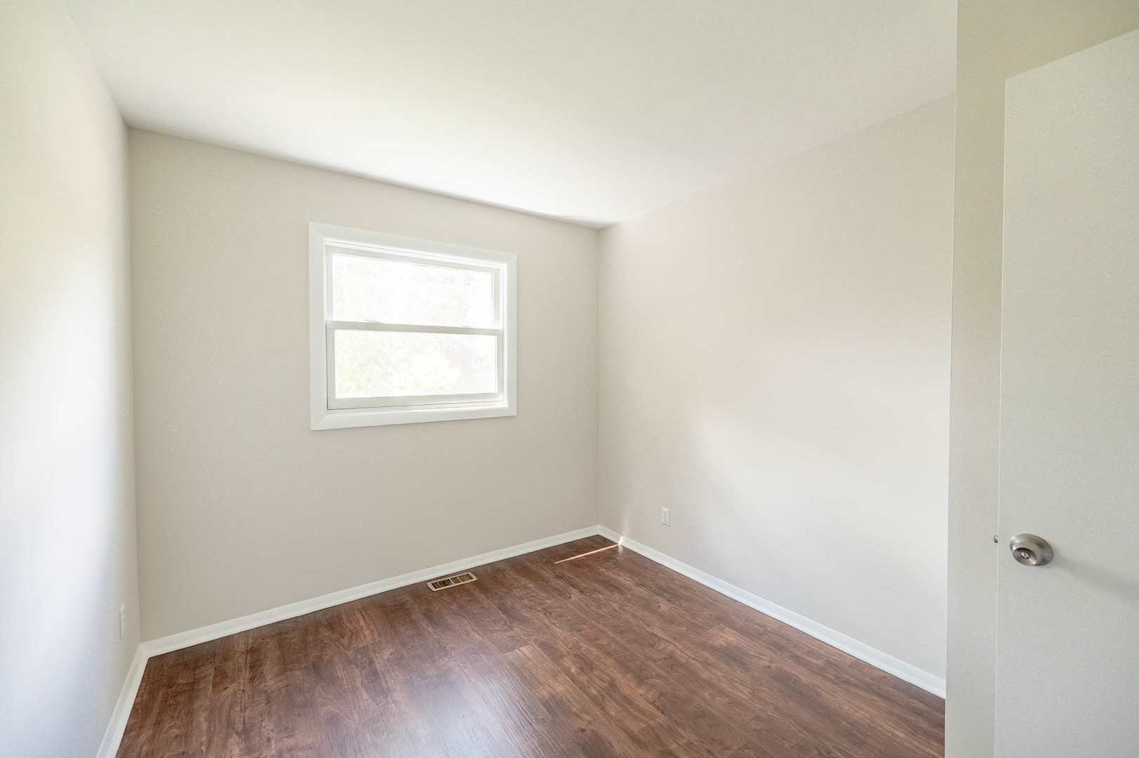 542 14th Street - Thumbnail 5