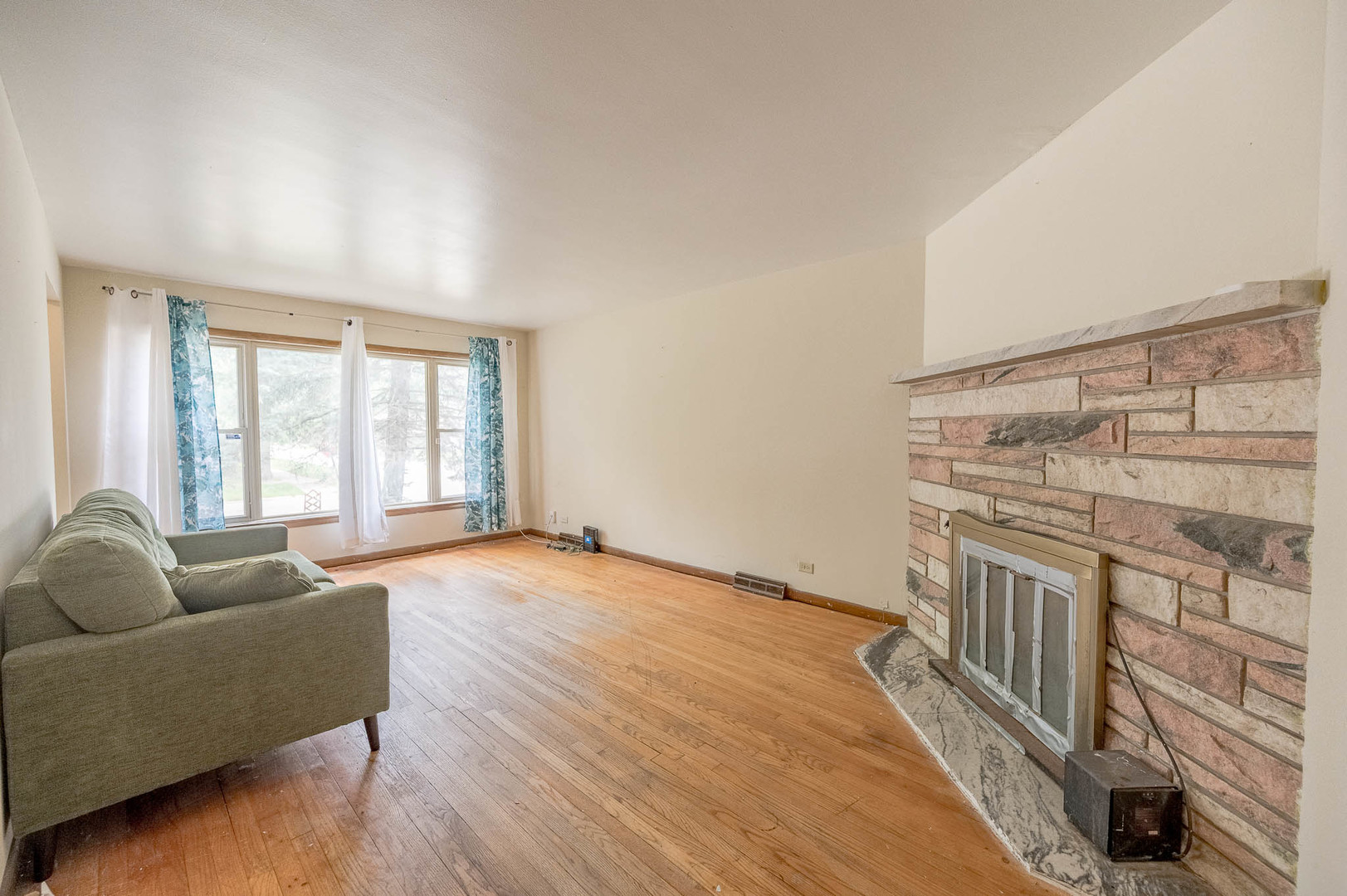 14446 Minerva Avenue - Thumbnail 3