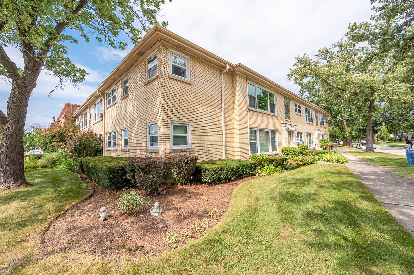 2010 Crescent Avenue - Thumbnail 7