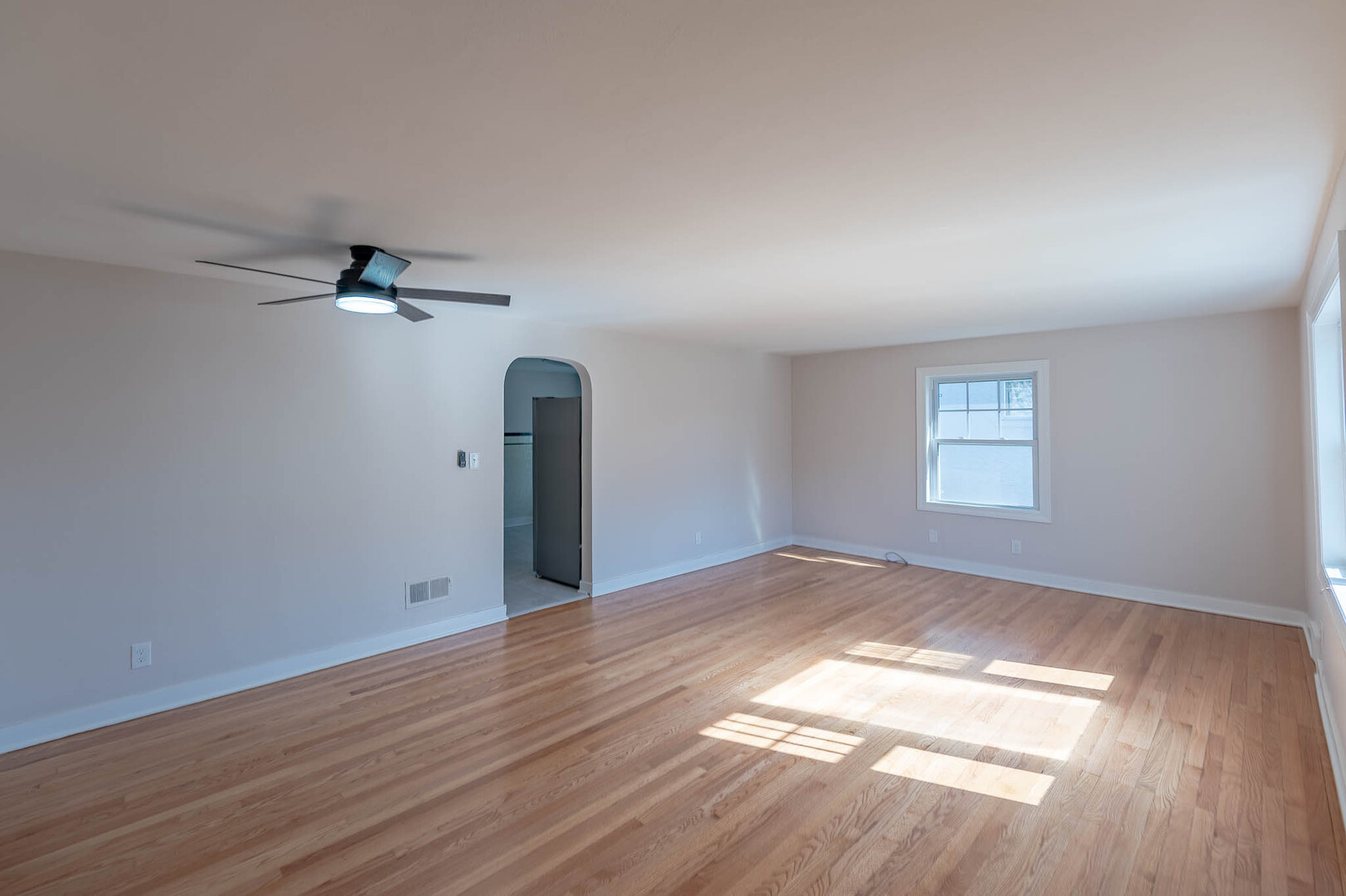 924 Broadway Avenue - Thumbnail 2