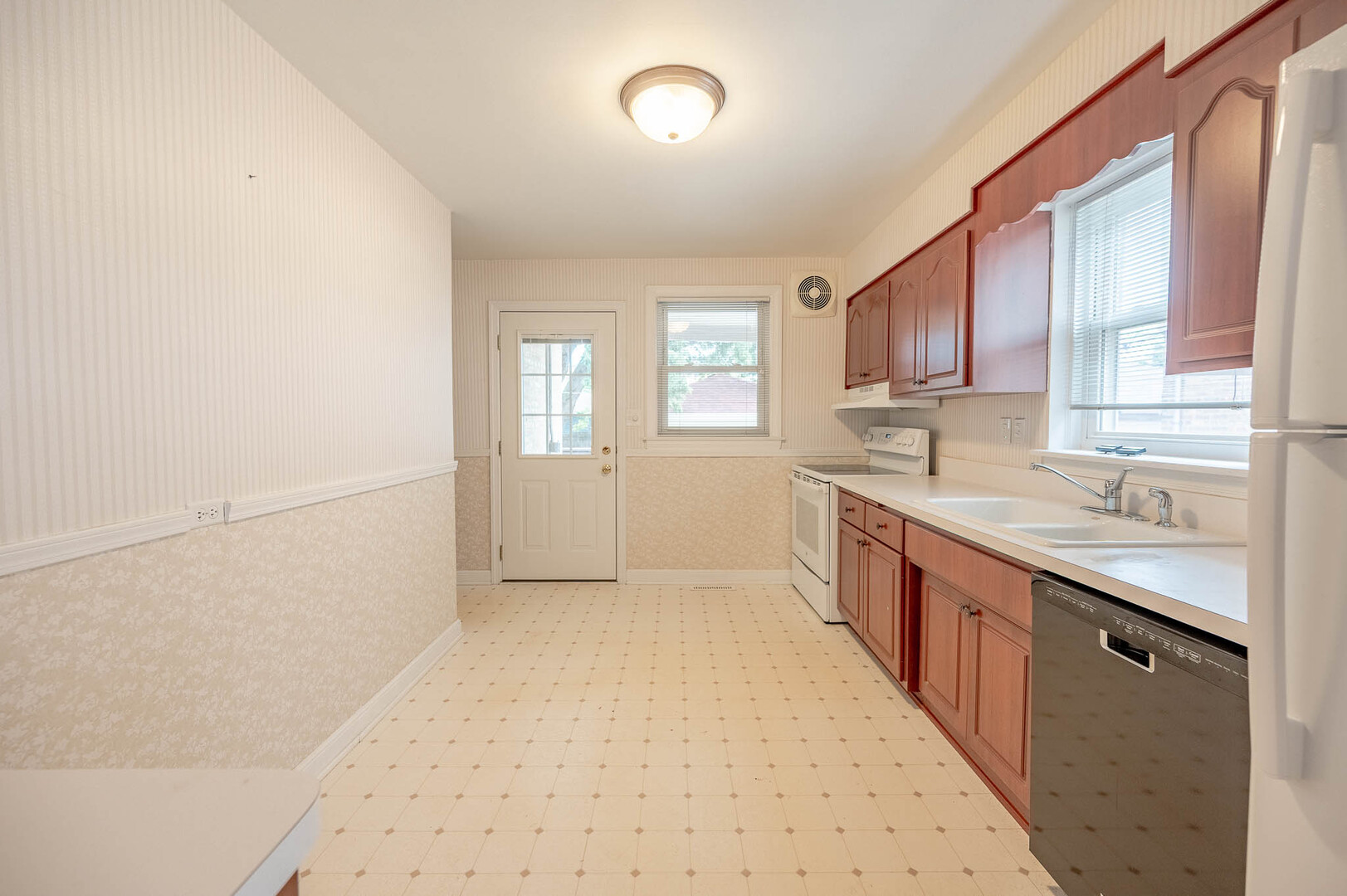10221 Trumbull Avenue - Thumbnail 5
